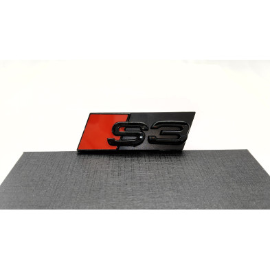 EMBLEMA DE PARRILLA CON ADHESIVO AUDI S3 NEGRO