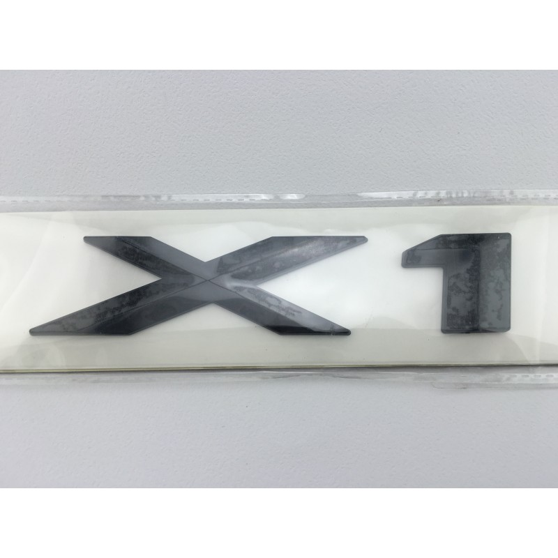 emblema trasero bmw x1 negro