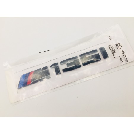 Emblema Trasero BMW M135i Negro