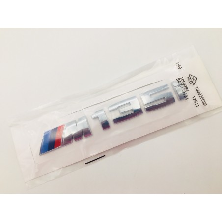 Emblema Trasero BMW M135i Cromado