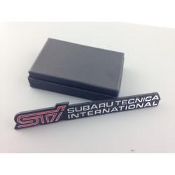 EMBLEMA TRASERO SUBARU STI PLATA y ROSA FONDO NEGRO