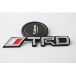 EMBLEMA TRASERO TOYOTA TRD PLATA FONDO NEGRO