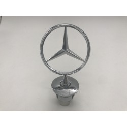 EMBLEMA CAPOT MERCEDES 202 210