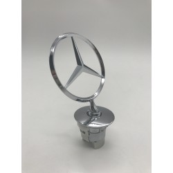 EMBLEMA CAPOT MERCEDES 202 210