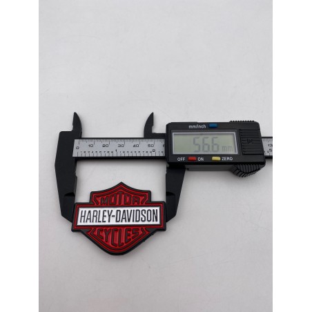 Placa Emblema HARLEY DAVIDSON Rojo y Blanco 57x45mm